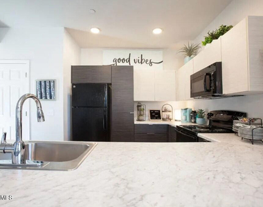4435 N Longview Avenue - Photo Thumbnail 3