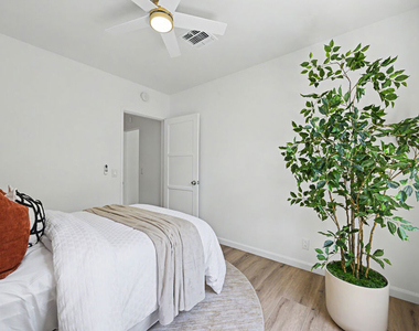 5119 Enfield Avenue - Photo Thumbnail 15