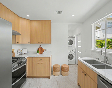 5119 Enfield Avenue - Photo Thumbnail 9