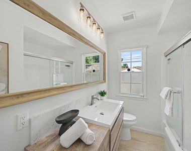 5119 Enfield Avenue - Photo Thumbnail 21
