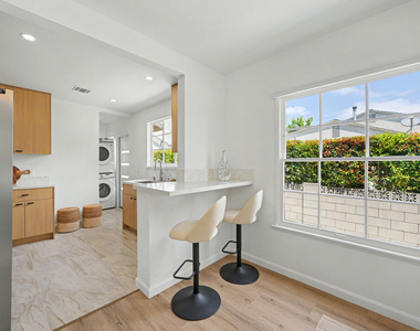 5119 Enfield Avenue - Photo Thumbnail 8