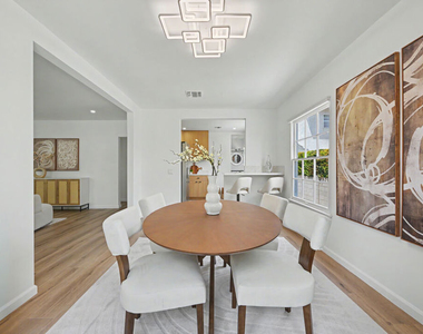 5119 Enfield Avenue - Photo Thumbnail 6