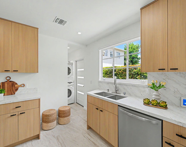 5119 Enfield Avenue - Photo Thumbnail 10