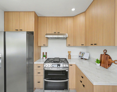 5119 Enfield Avenue - Photo Thumbnail 11