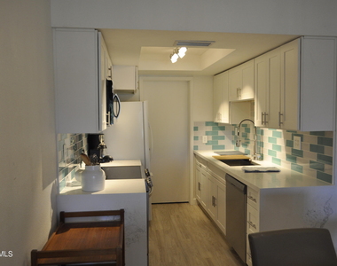 11032 N 28th Drive - Photo Thumbnail 7