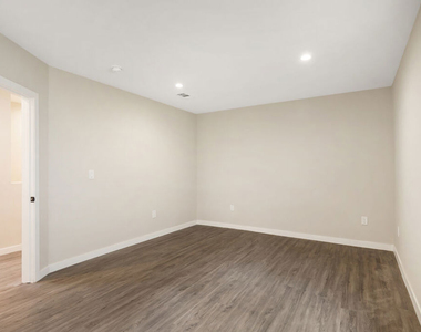 937 N Beverly Glen Boulevard - Photo Thumbnail 4