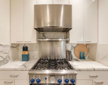 930 N Doheny Drive - Photo Thumbnail 8