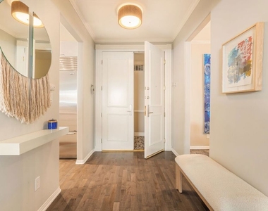 930 N Doheny Drive - Photo Thumbnail 18