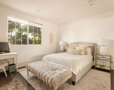 930 N Doheny Drive - Photo Thumbnail 15