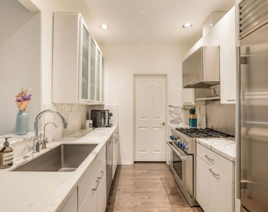 930 N Doheny Drive - Photo Thumbnail 7