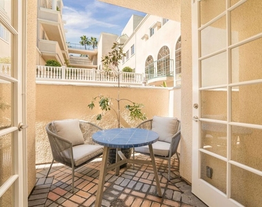 930 N Doheny Drive - Photo Thumbnail 17