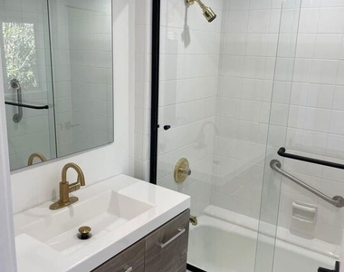 15434 Mulholland Drive - Photo Thumbnail 18