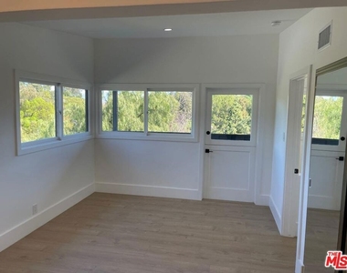 15434 Mulholland Drive - Photo Thumbnail 19