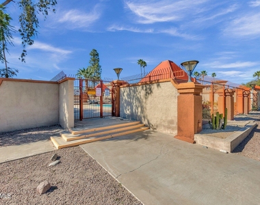 14247 N Boxwood Lane - Photo Thumbnail 37