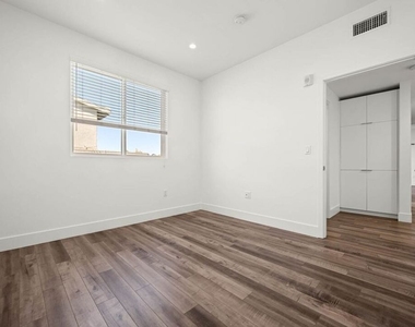 1215 S Bedford Avenue - Photo Thumbnail 11