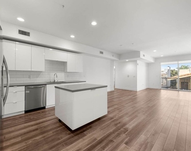 1215 S Bedford Avenue - Photo Thumbnail 3