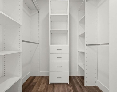 1215 S Bedford Avenue - Photo Thumbnail 16