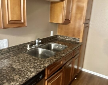 6620 Hazeltine Avenue - Photo Thumbnail 8