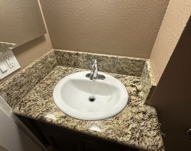 6620 Hazeltine Avenue - Photo Thumbnail 4