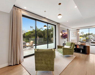1017 N Croft Ave - Photo Thumbnail 8