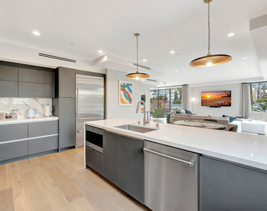 1017 N Croft Ave - Photo Thumbnail 19