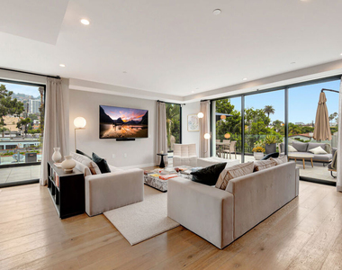 1017 N Croft Ave - Photo Thumbnail 6