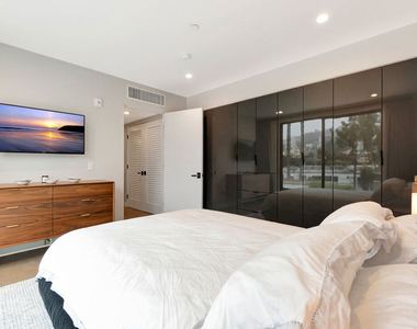 1017 N Croft Ave - Photo Thumbnail 27