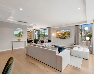 1017 N Croft Ave - Photo Thumbnail 9