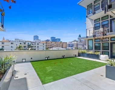 2847 Leeward Avenue - Photo Thumbnail 7