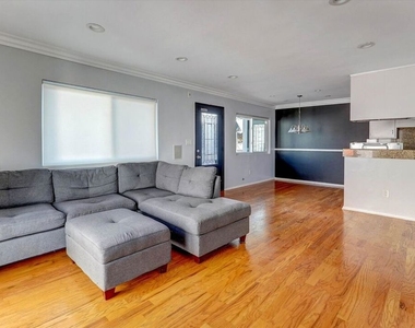 5722 Woodman Ave - Photo Thumbnail 7