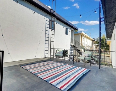 5722 Woodman Ave - Photo Thumbnail 9