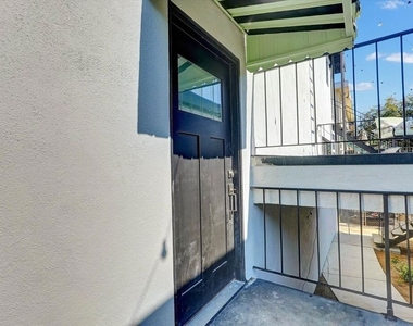 5722 Woodman Ave - Photo Thumbnail 4