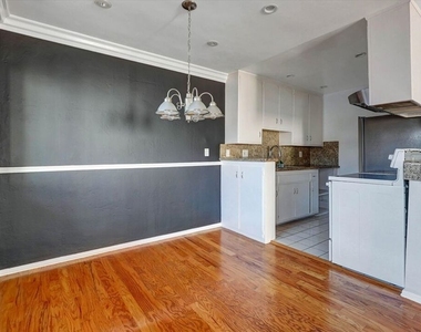 5722 Woodman Ave - Photo Thumbnail 6