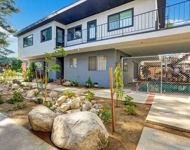 5722 Woodman Ave - Photo Thumbnail 13