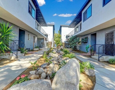 5722 Woodman Ave - Photo Thumbnail 12