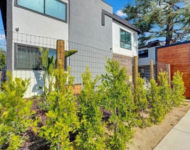 5722 Woodman Ave - Photo Thumbnail 2