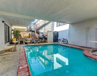 5722 Woodman Ave - Photo Thumbnail 15