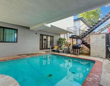 5722 Woodman Ave - Photo Thumbnail 16