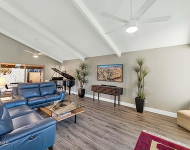 7948 E Vista Drive - Photo Thumbnail 2
