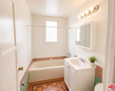 634 S Gramercy Place - Photo Thumbnail 3