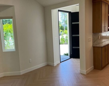 13338 Magnolia Boulevard - Photo Thumbnail 6