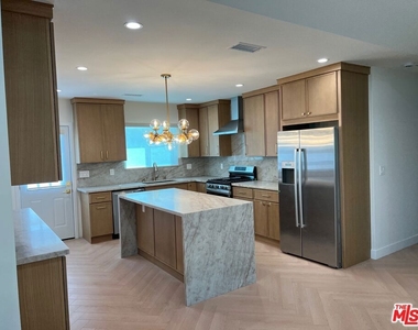 13338 Magnolia Boulevard - Photo Thumbnail 14