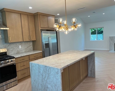 13338 Magnolia Boulevard - Photo Thumbnail 15