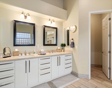 7917 E Thunderhawk Road - Photo Thumbnail 15