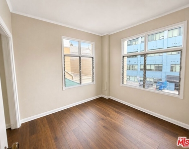 634 S Gramercy Place - Photo Thumbnail 3