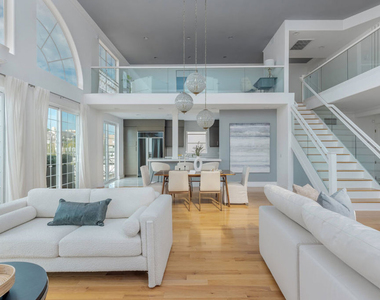 11723 Goshen Avenue - Photo Thumbnail 3