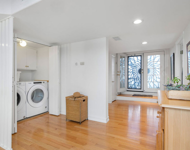 11723 Goshen Avenue - Photo Thumbnail 15
