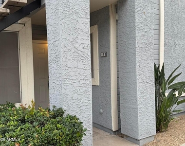2910 W Marconi Avenue - Photo Thumbnail 2