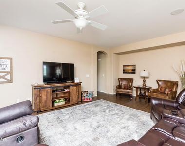 8408 W Midway Avenue - Photo Thumbnail 1