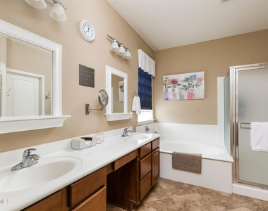 8408 W Midway Avenue - Photo Thumbnail 32
